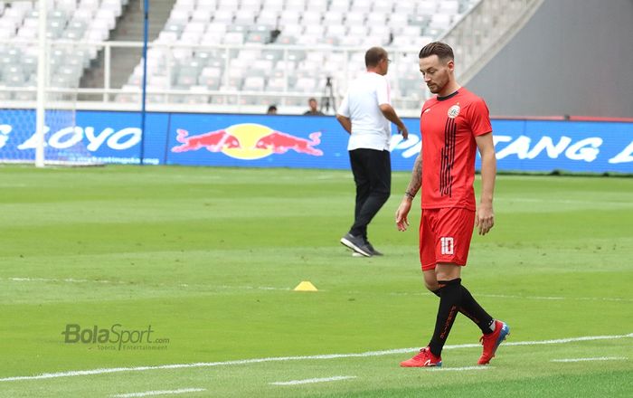 Gelandang anyar Persija Jakarta, Marc Klok, ikut serta dalam latihan jelang laga melawan Borneo FC di Gelora Bung Karno, Jakarta (29/2/2020)