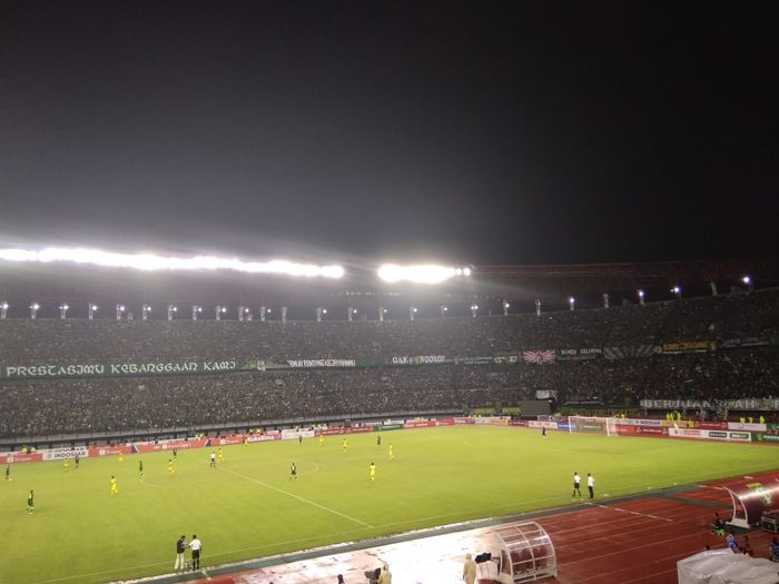 Suasana pertandingan Persebaya Surabaya melawan Persik Kediri pada pekan pertama Shopee Liga 1 2020 di Stadion Gelora Bung Tomo (GBT), Surabaya, Sabtu (29/2/2020).