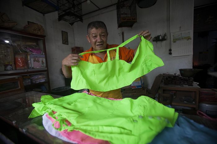 Kotang atau BH tradisional Jawa yang dijahit oleh istri pemilik Toko Jamu Marie.