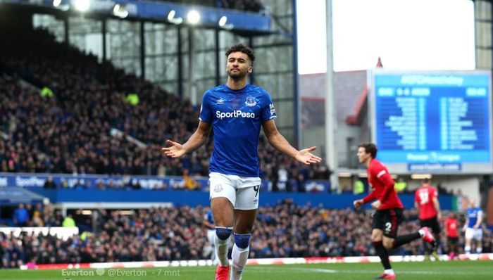 Striker Everton, Dominic Calvert-Lewin, merayakan golnya ke gawang Manchester United dalam laga lanjutan Liga Inggris di Stadion Goodison Park, Liverpool, pada Ahad (1/3/2020).