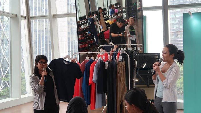 Cut Nisa, Marketing Manager Uniqlo Indonesia (kiri) dan Dea Ananda (kanan) menunjukkan koleksi Sport Utility Wear Uniqlo di Paradigm Fitness, Jakarta Selatan, Jumat (28/2/2020).