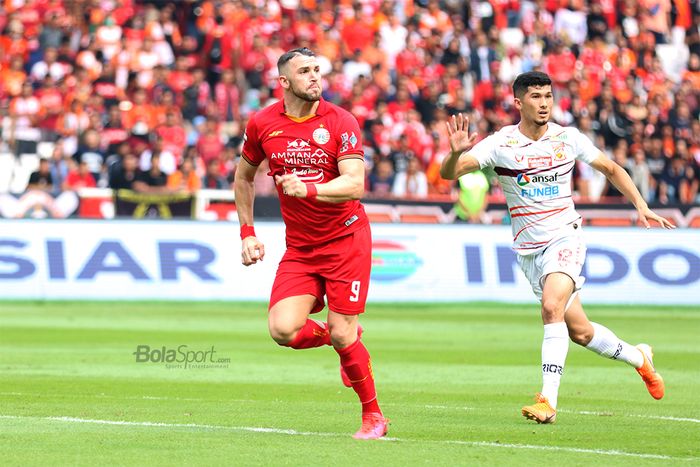 Marko Simic sedang berduel dengan Kevin Gomez saat pertandingan Persija Jakarta menghadapi Borneo FC di Stadion Utama Gelora Bung Karno, Jakarta (1/3/2020)