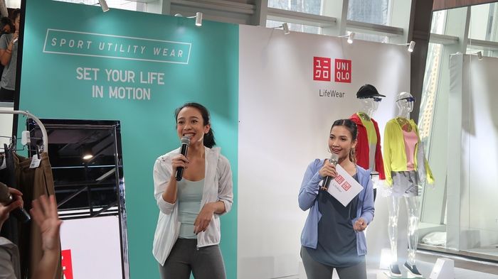 Aktris dan penyanyi, Dea Ananda (kiri), berbicara dalam acara Fun Sport Session with UNIQLO di Jakarta, Jumat (28/2/2020).