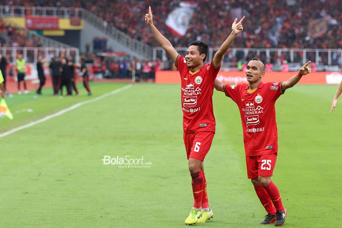 Selebrasi Evan Dimas dan Riko Simanjuntak saat mampu mencetak gol ke gawang Borneo FC Stadion Gelora Bung Karno (1/3/2020)