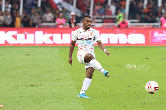 Pemain sayap Borneo FC, Terens Puhiri, ketika laga Persija Jakarta melawan Borneo FC di Stadion Utama Gelora Bung Karno, Jakarta (1/3/2020)