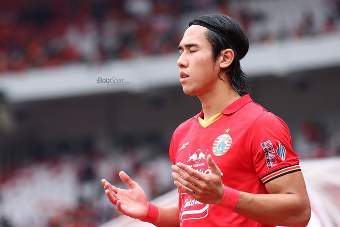 Bek Persija Jakarta,Ryuji Utomo, sedang memasuki lapangan laga melawan Borneo FC di Stadion Gelora Bung Karno (1/3/2020)