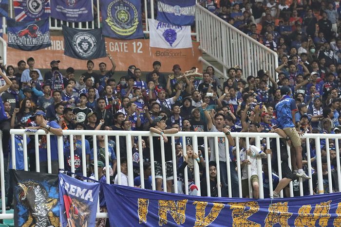 Para pendukung Arema FC, Aremania saat laga melawan Persikabo di Stadion Pakansari, Bogor (2/3/2020)