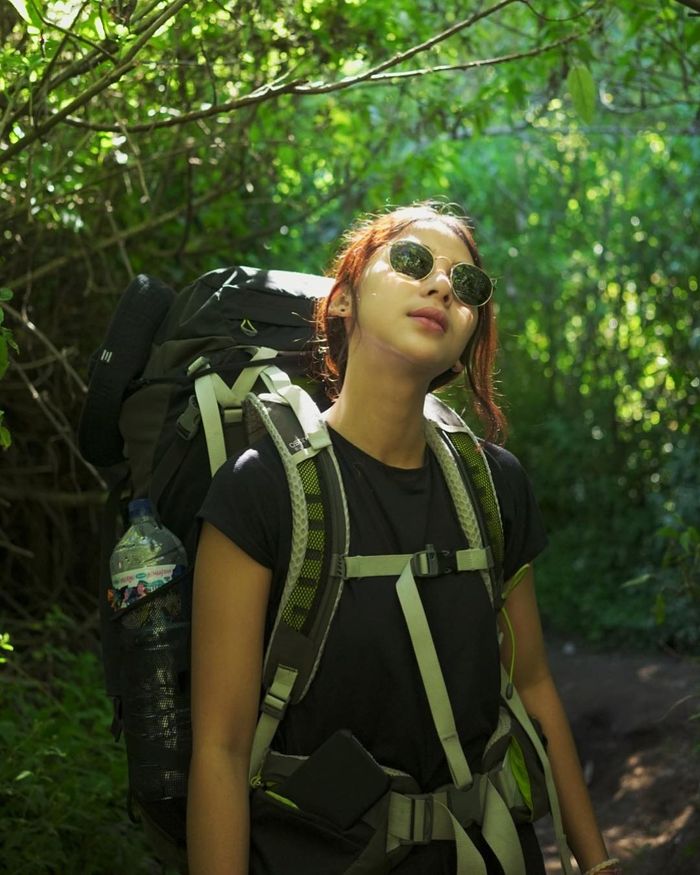 Adinda Thomas saat mendaki gunung Merbabu