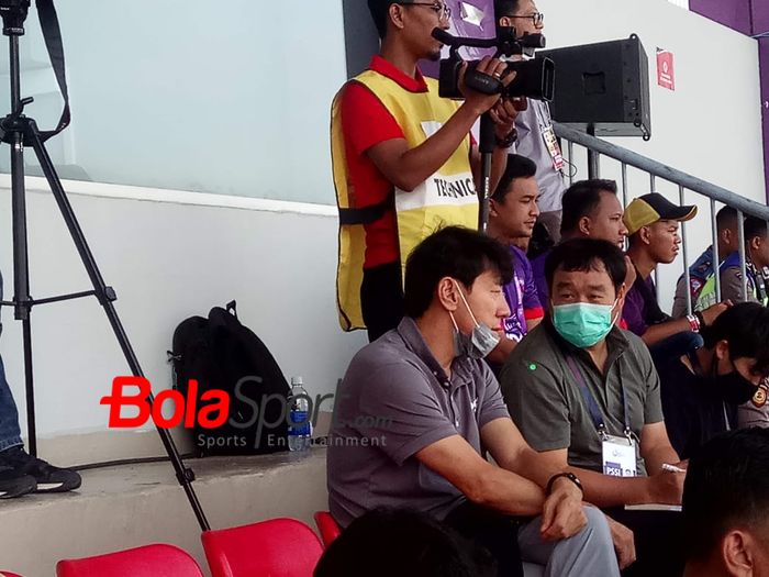 Shin Tae-yong menyaksikan laga Persita vs PSM di Stadion Sport Center, Kelapa Dua, Tangerang, Jumat (6/3/2020).