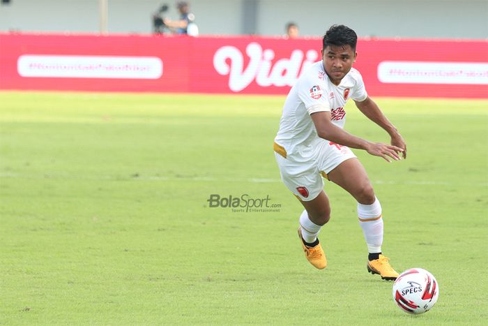 Bek PSM Makassar, Asnawi Mangkualam, sedang menguasai bola saat menghadapi Persita Tanggerang di Stadion Sport Centre, Tangerang (6/3/2020)