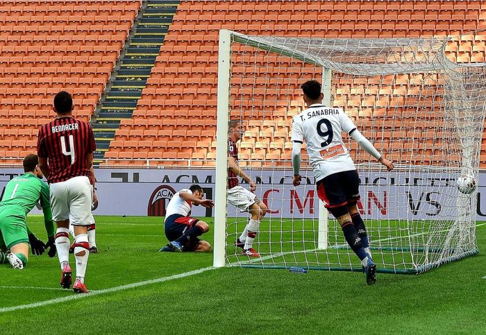 Goran Pandev (Genoa) menjebol gawang AC Milan dalam laga lanjutan Liga Italia, Minggu (8/3/2020) di San Siro.