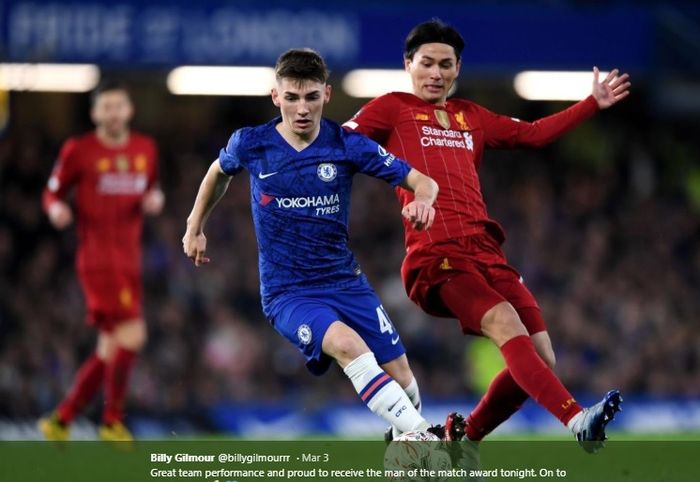 Aksi gelandang muda Chelsea, Billy Gilmour, kala berhadapan dengan Takumi Minamino di ajang Piala FA.