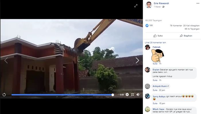 Foto rumah yang dibongkar  oleh seorang suami karena istri selingkuh dengan laki-laki lain.