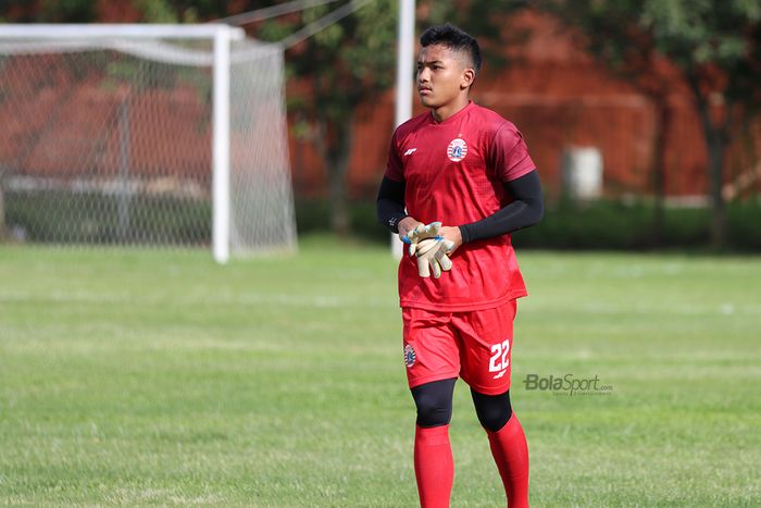 Kiper Persija Jakarta, Risky Sudirman, ketika menjalani latihan di Lapangan Sutasoma Halim, Jakarta Timur (9/3/2020)