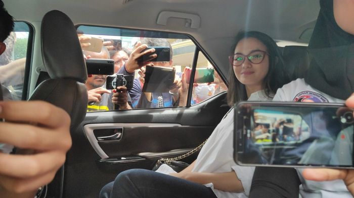Ririn Ekawati saat digiring polisi menuju BNN Lido, Jawa Barat, Senin (9/3/2020). Ririn Ekawati diamankan petugas pada Sabtu lalu (7/3/2020) di kawasan Setiabudi, Jakarta Selatan.