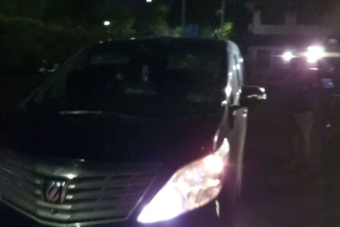 Mobil yang membawa artis  peran Ririn Ekawati dari Polres Jakarta Barat, Minggu  (8-3-2020).