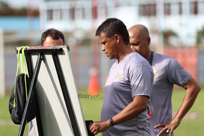 Pelatih Persija Jakarta,  Sergio Farias ketika mempersiapkan strategi latihan timnya di Lapangan Sutasoma Halim, Jakarta Timur (9/3/2020)