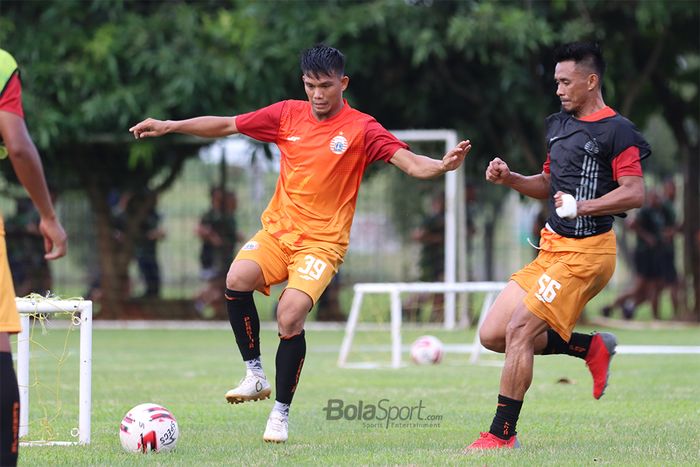Sandi Sute dan Maman Abdurrahman sedang berduel  ketika menjalani latihan bersama skuad Persija Jakarta di Lapangan Sutasoma Halim, Jakarta Timur (9/3/2020)