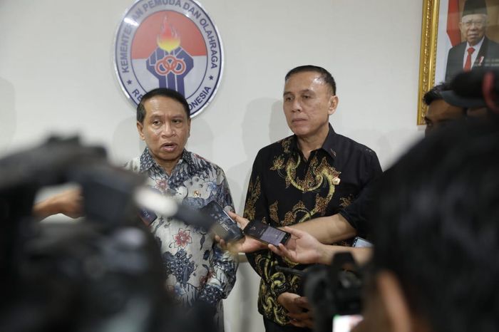 Menpora Zainudi Amali bersama dengan Ketum PSSI Mochamad Iriawan di Kantor Kemenpora, Senayan, Jakarta Pusat, Selasa (10/3/2020),