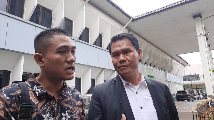 Kuasa hukum ketiga terdakwa kasus ikan asin saat ditemui Grid.ID di kawasan Pengadilan Negeri Jakarta Selatan, Rabu (11/3/2020).