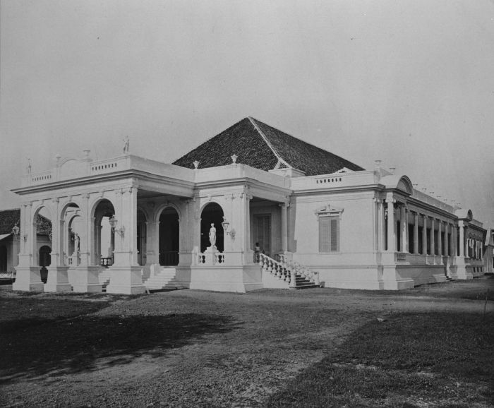 Schouwburg. Gedung ini bergaya neo-renaisance yang dibangun pada 1821 di Weltevreden.