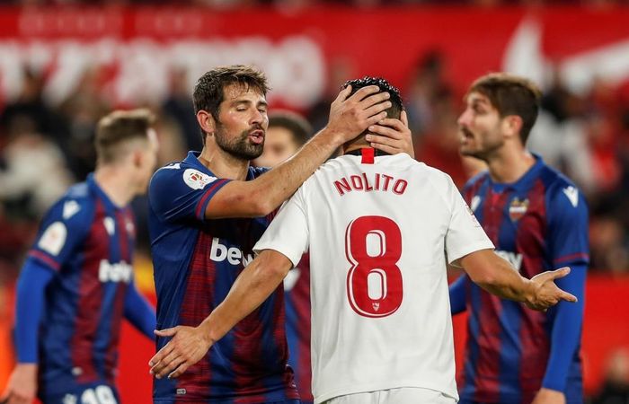 Pemain Sevilla, Nolito (kanan), saat beraksi dalam pertandingan melawan Levante.