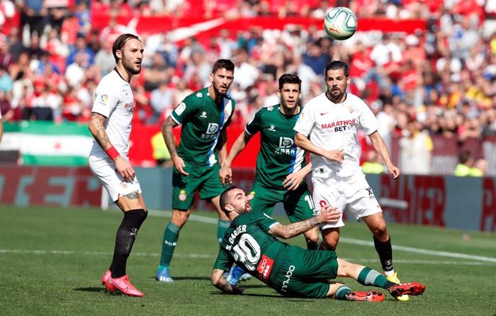 Pemain Sevilla, Nolito (kanan), saat beraksi dalam pertandingan melawan Espanyol.