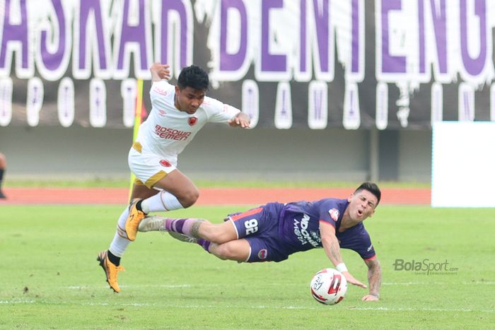 Asnawi Mangkualam menjatuhkan Mateo Bustos ketika laga Persita Tanggerang melawan PSM Makassar di Stadion Sport Center, Kelapa Dua, Tanggerang (6/3/2020)