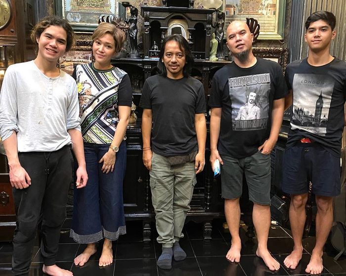Maia Estianty berfoto  bersama  Dul, Al, Ahmad Dhani serta  Dewa Budjana di rumah Ahmad Dhani  