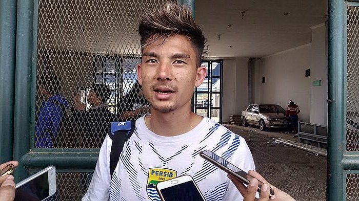 Gelandang Persib Bandung, Kim Jeffrey Kurniawan, menyebut Bobotoh sebagai suporter terbaik di Indonesia. 