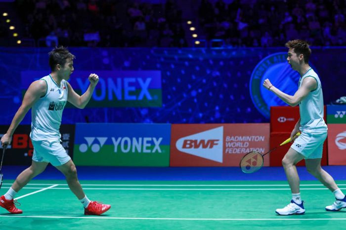 Pasangan ganda putra Indonesia, Marcus Fernaldi Gideon/Kevin Sanjaya Sukamuljo, melakukan selebrasi usai memenangi poin atas Lee Yang/Wang Chi-Lin (Taiwan) pada babak semifinal All England Open 2020 yang berlangsung di Arena Birmingham, Inggris, Sabtu (14/3/2020)