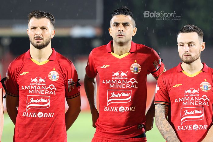 Marco Motta, Otavio Dutra, dan Marc Klok, ketika Persija Jakarta menghadapi Bhayangkara FC   di Stadion PTIK, Melawai, Jakarta Selatan (14/3/2020)