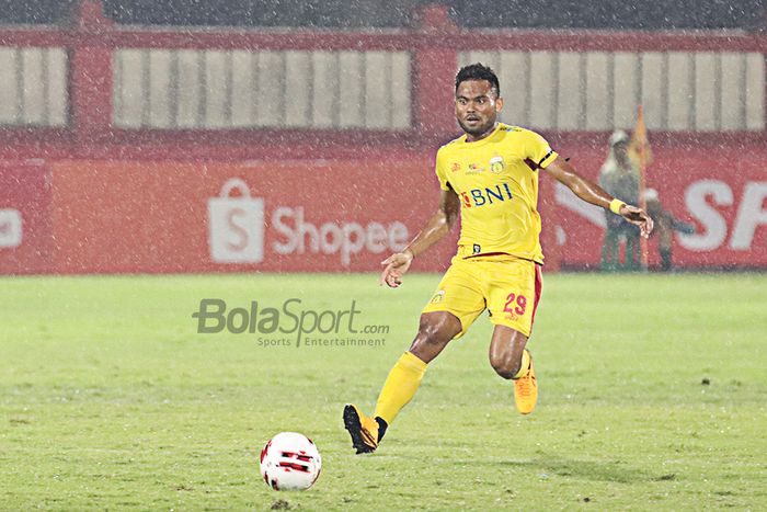 Pemain sayap Bhayangkara FC, Saddil Ramdani, sedang mengejar bola  ketika laga Bhayangkara FC malawan Persija Jakarta di Stadion PTIK, Melawai, Jakarta Selatan (14/3/2020)