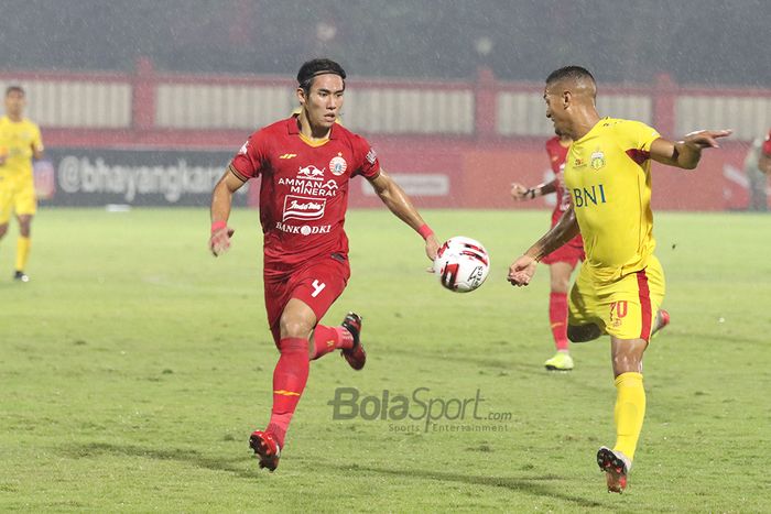 Ryuji Utomo sedang berebut bola dengan Renan Silva ketika Persija Jakarta melawan Bhayangkara FC  di Stadion PTIK, Melawai, Jakarta Selatan (14/3/2020)