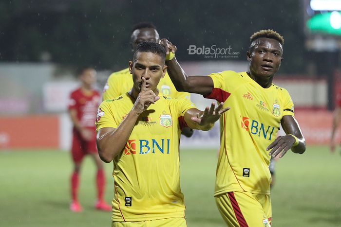 Renan Silva sedang merayakan golnya bersama dengan Herve Guy ketika Bhayangkara FC melawan Persija Jakarta di Stadion PTIK, Melawai, Jakarta Selatan (14/3/2020)