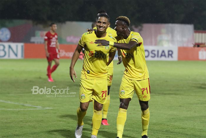 Renan Silva sedang merayakan golnya bersama dengan Herve Guy ketika Bhayangkara FC melawan Persija Jakarta di Stadion PTIK, Melawai, Jakarta Selatan (14/3/2020)