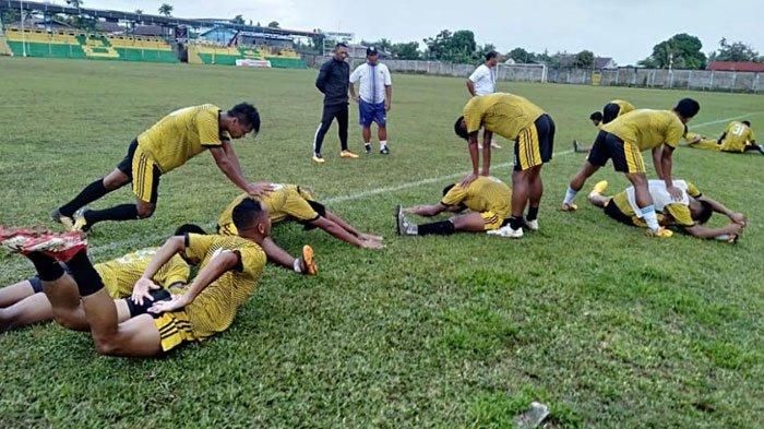 Para pemain PSG Gresik sedang berlatih di Stadion Cendrawasih, Biak, Papua, Sabtu (14/3/2020).