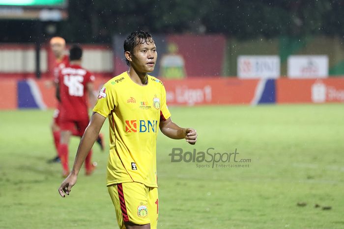 Gelandang Bhayangkara FC, Adam Alis, ketika laga Bhayangkara FC malawan Persija Jakarta di Stadion PTIK, Melawai, Jakarta Selatan (14/3/2020)