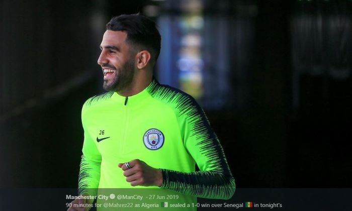 Winger Manchester City, Riyad Mahrez, kabarnya sedang diincar oleh klub kaya raya asal Prancis, Paris Saint-Germain.