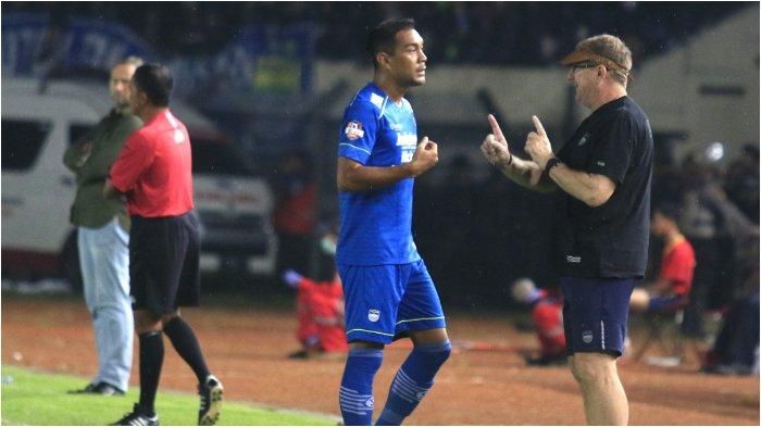 Pelatih Persib Bandung, Robert Alberts, memberikan instruksi pada Omid Nazari, dalam laga melawan PSS Sleman di Stadion Si Jalak Harupat, Minggu (15/3/2020).