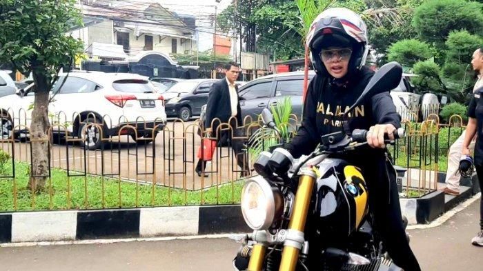 Nikita Mirzani mengendarai motor gedenya, BMW Nine T 1000 cc hitam dan abu-abu saat hadir ke sidang dugaan penganiayaan terhadap Dipo Latief, mantan suami ketiganya, di Pengadilan Negeri Jakarta Selatan, Rabu (11/3/2020). Ia memamerkan helm seharga Rp 30 juta. 