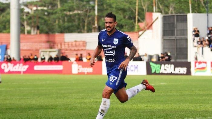 Gelandang PSIS Semarang, Flavio Beck Junior. 