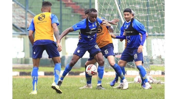 Para pemain Persib Bandung dalam sesi latihan hari Rabu (18/3/2020) di Stadion Siliwangi, Bandung. 