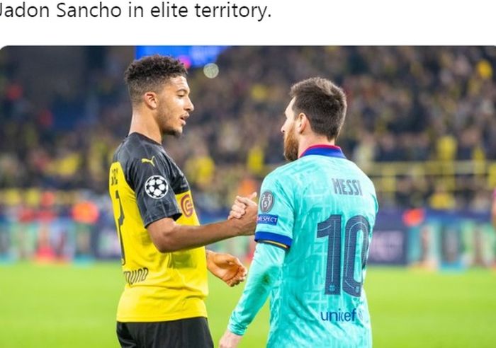 Pilar andalan Borussia Dortmund, Jadon Sancho, bersalaman dengan kapten Barcelona, Lionel Messi. 