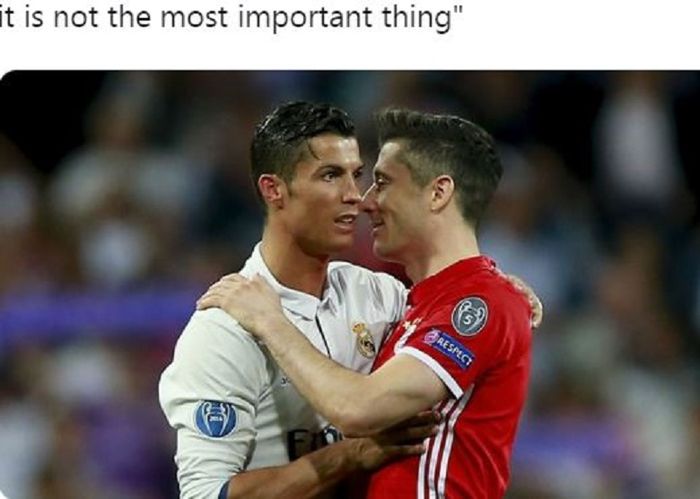 Megabintang Real Madrid, Cristiano Ronaldo, berpelukan dengan striker Bayern Muenchen, Robert Lewandowski.