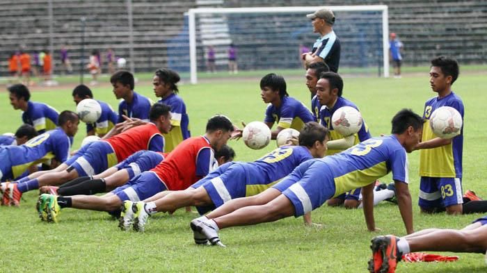 Para pemain Persegres Gresik di Liga Super Indonesia 2015.