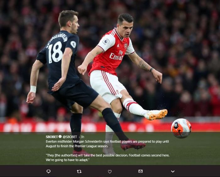 Gelandang Everton, Morgan Schneiderlin saat sedang berduel dengan Granit Xhaka.