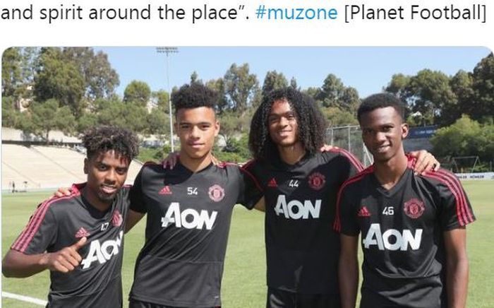 Para pemain Manchester United, Angel Gomes, Mason Greenwood, Tahith Chong, dan Joshua Bohui, berpose.