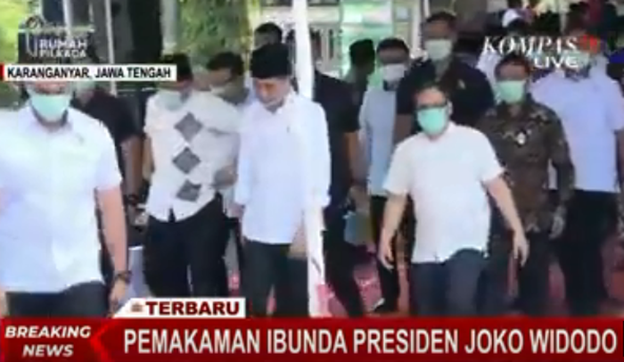 Presiden Joko Widodo berjalan merunduk usai pemakaman ibundanya, Sujiatmi Notomiharjo.
