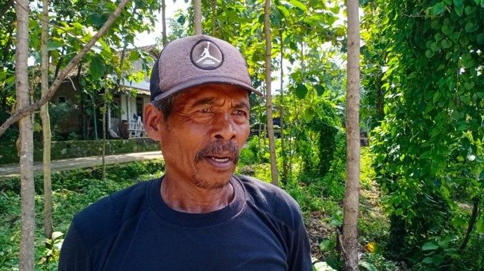 Suripto yang bertugas menggali makam untuk ibunda Jokowi Sudjiatmi Notomihardjo